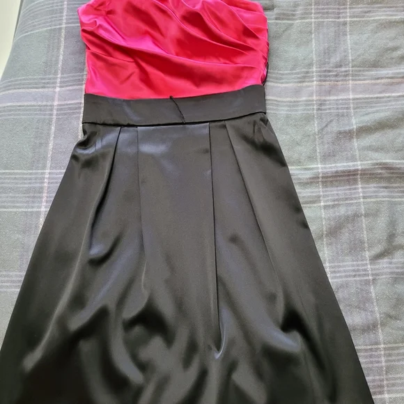 Dresses - Picture 3 of 5